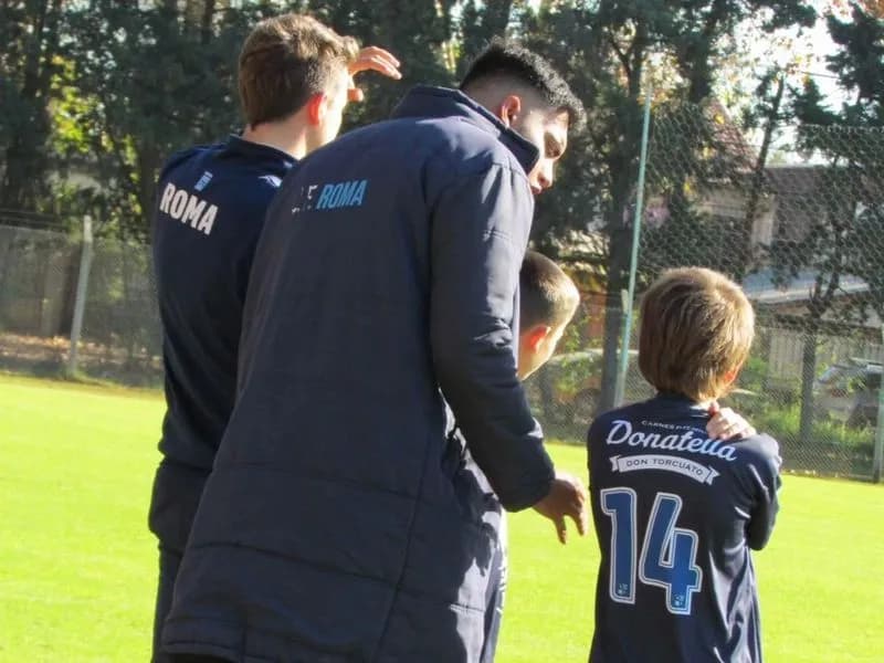 Entrenador de Roma dando indicaciones a un joven.
