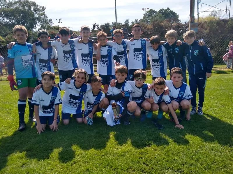Equipo juvenil de Roma formado en el campo de juego.