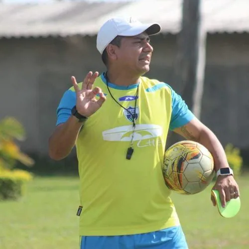 Entrenador del equipo Bolívar de Bolivia.