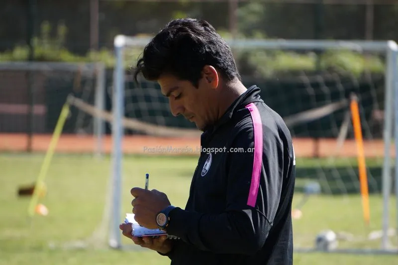 Entrenador de Roma haciendo anotaciones.