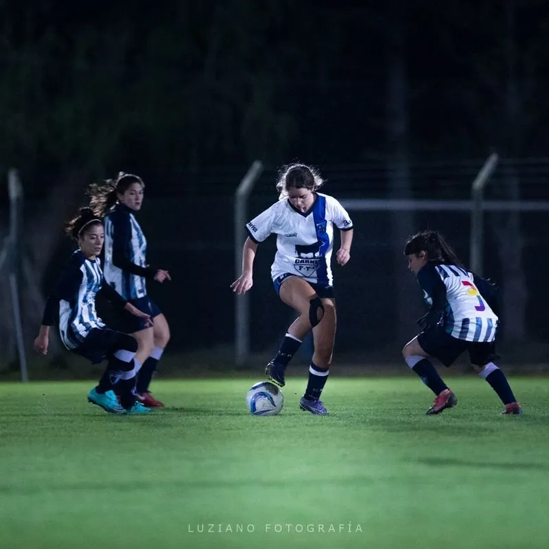 Jugadora de Roma pisando la pelota en un partido.