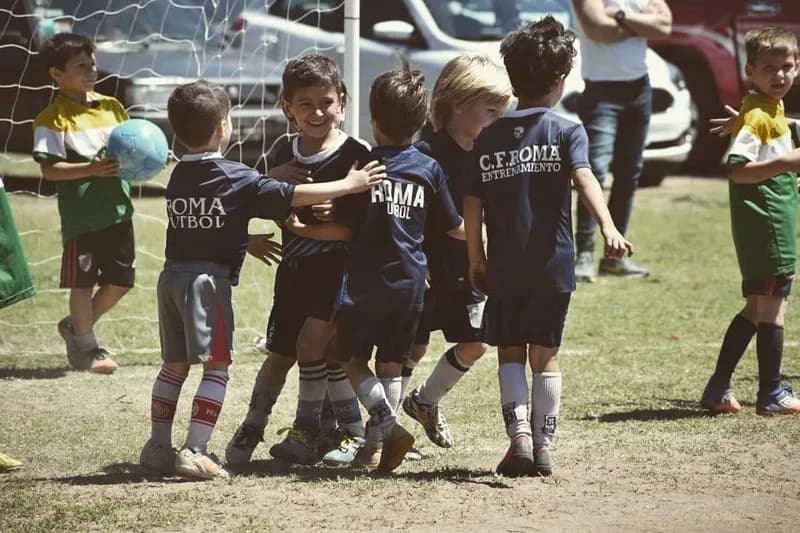 Infantiles de Roma festejando un gol.