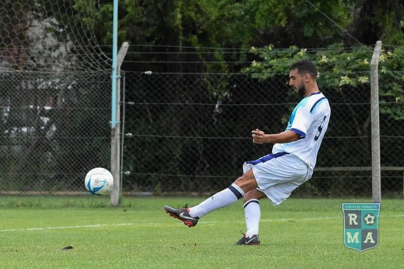 Jugador de primera de Roma pateando la pelota.