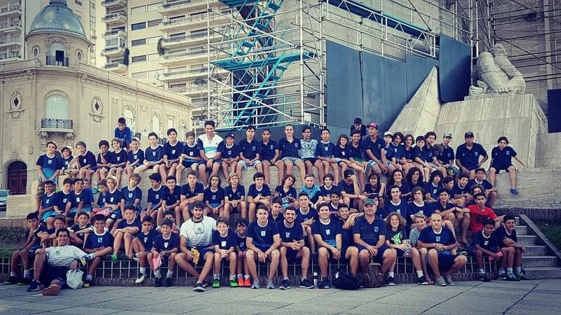 Juveniles de Roma en el Monumento a la Bandera.