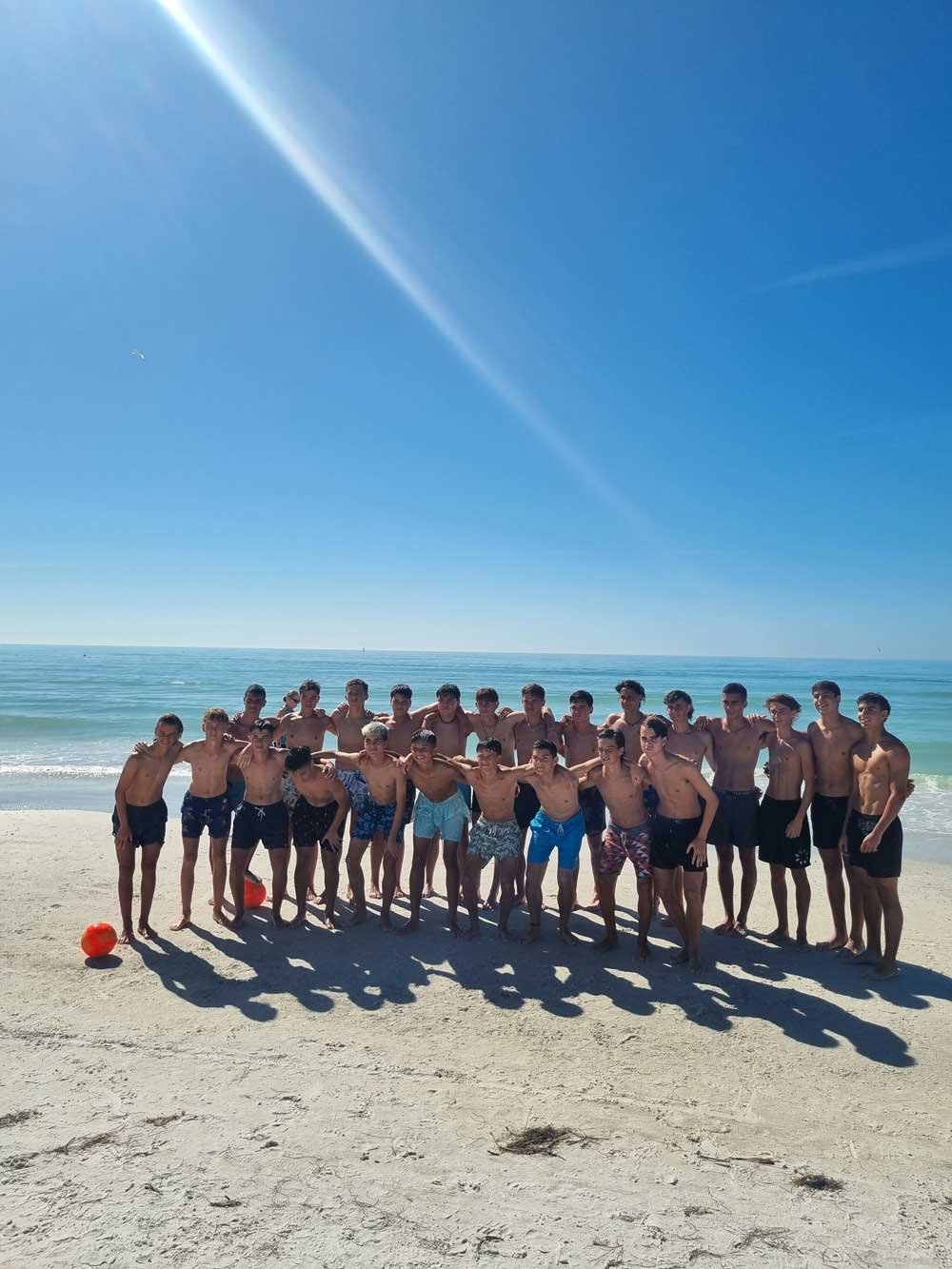 Juveniles de Roma en una foto de equipo en la playa.