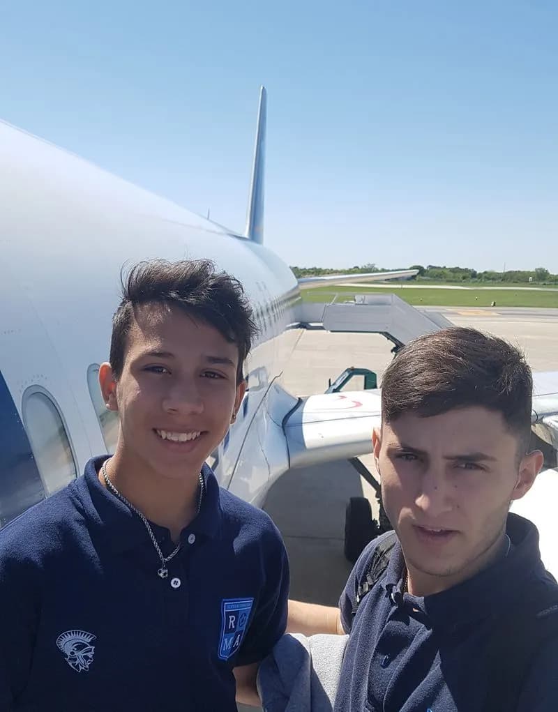 Jugadores de Roma subiendo a un avión.