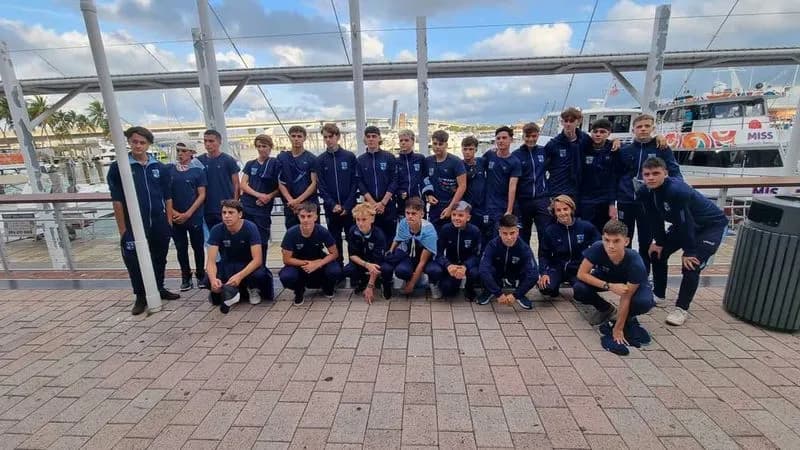 Juveniles de Roma en un aeropuerto durante un viaje deportivo.